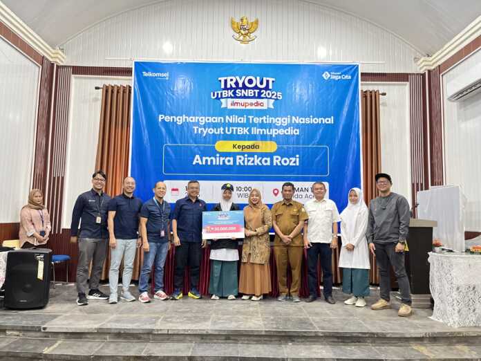 Telkomsel menyerahkan langsung bantuan pendidikan kepada Amira Rizka Rozi, siswi SMA Negeri 1 Banda Aceh yang terpilih sebagai salah satu Top Scorer nasional dalam program Ilmupedia Tryout UTBK 2025 (1/7). Bantuan ini merupakan bentuk apresiasi atas capaian prestasi luar biasa Amira yang berhasil meraih skor 616,7, menempatkannya di posisi kedua secara nasional dari lebih dari 18 ribu peserta serta berhasil masuk ke perguruan tinggi negeri sesuai dengan pilihannya.