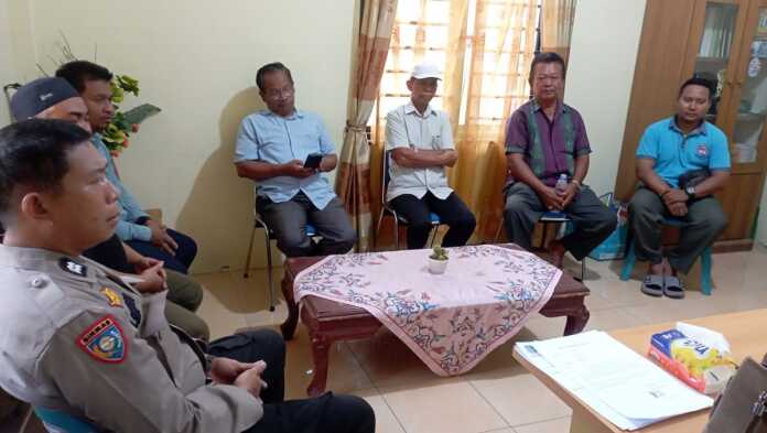 Resahkan Warga, Polsek Rambutan dan Kelurahan Tanjun Marulak Cari Solusi Tertibkan Kost-Kostan IMBAUAN: Bhabinkamtibmas Polsek Rambutan Polres Tebingtinggi Aiptu Asman Sihotang bersama Lurah Tanjung Marulak Kota Tebingtinggi Siti Zahroh mengimbau masyarakat dalam menciptakan keamanan.