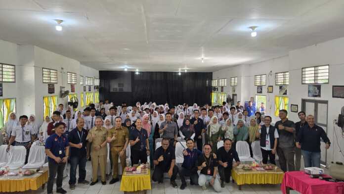 Telkomsel terus memperkuat komitmennya dalam memajukan pendidikan berbasis digital melalui penyelenggaraan program Telkomsel Digital Empowering for Community (TDEc) 2025 yang kali ini dilaksanakan di SMAN 1 Perbaungan, Kabupaten Serdang Bedagai, Sumatera Utara. Program ini melibatkan 10 SMA dan SMK di Kota Perbaungan serta menghadirkan rangkaian kegiatan edukatif, kolaboratif, dan inspiratif seputar literasi digital dan transformasi teknologi di lingkungan pendidikan.