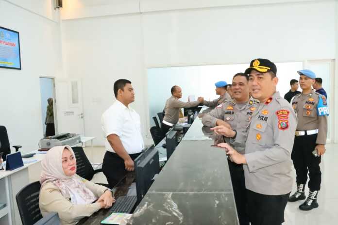 SIDAK: Waka Polres Tebingtinggi Kompol Rudi Syahputra ketika melakukan pengecekan secara mendadak fasilitas pelayanan kepada masyarakat di Kota Tebingtinggi, Senin (28/7).