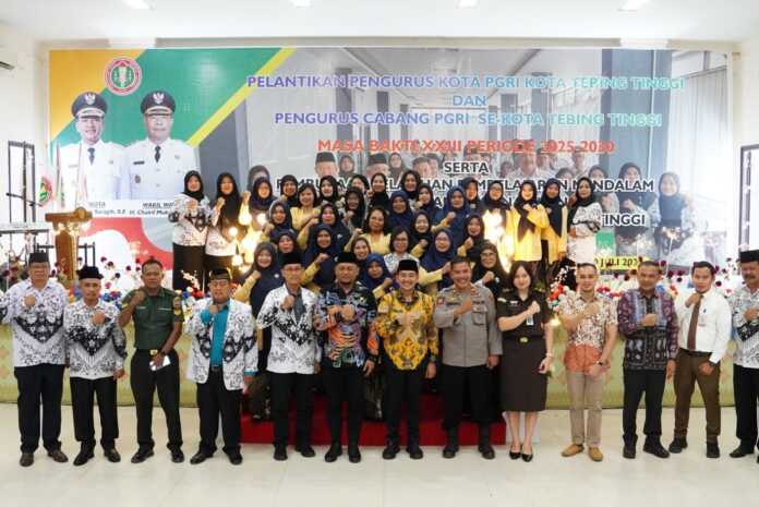Wali Kota Minta Pengurus PGRI Kota Tebingtinggi Dorong Transformasi Pendidikan PEMBUKAAN ACARA: Wali Kota Tebintinggi, Iman Irdian Saragih, membuka acara pelantikan pengurus Persatuan Guru Republik Indonesia (PGRI) Kota Tebingtinggi dan pengurus cabang PGRI se-Kota Tebingtinggi.