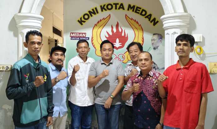BERSAMA: Ketua Umum KONI Kota Medan Aswindy Fachrizal bersama Pengkot POBSI Medan. (Dok Pribadi)