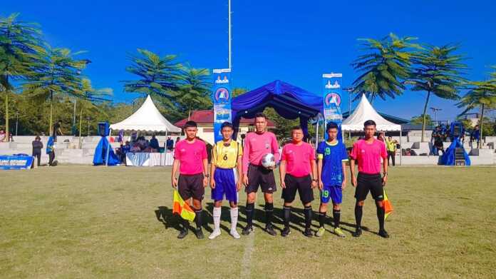 Kapten kedua tim foto bersama wasit sebelum melakoni pertandingan babak delapan besar GSI Medan 2025 di Lapangan Cadika, Jumat (18/7/2025). (Dok GSI Medan)