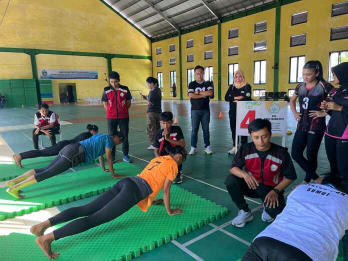 Ketua Umum KONI Kota Medan Aswindy Fachrizal SE memantau pelaksanaan tes fisik atlet Medan di SPOBNas Sumut, Sabtu (19/7/2025). (Dok KONI Medan)