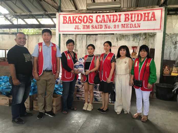 SALURKAN SEMBAKO: Ketua Vihara Candi Buddha Chandra Afifuddin dan pengurus dalam kegiatan baksos di Halaman Vihara Candi Buddha Jalan HM Said Medan, Minggu (20/7).