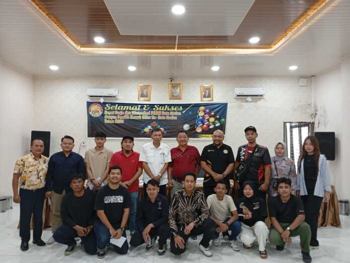 Ketua POBSI Kota Medan Ir Halomoan Samosir dan pengurus bersama perwakilan rumah biliar dalam pertemuan di Kantor Dispora Medan, Senin (21/7/2025). (Dok Pribadi)