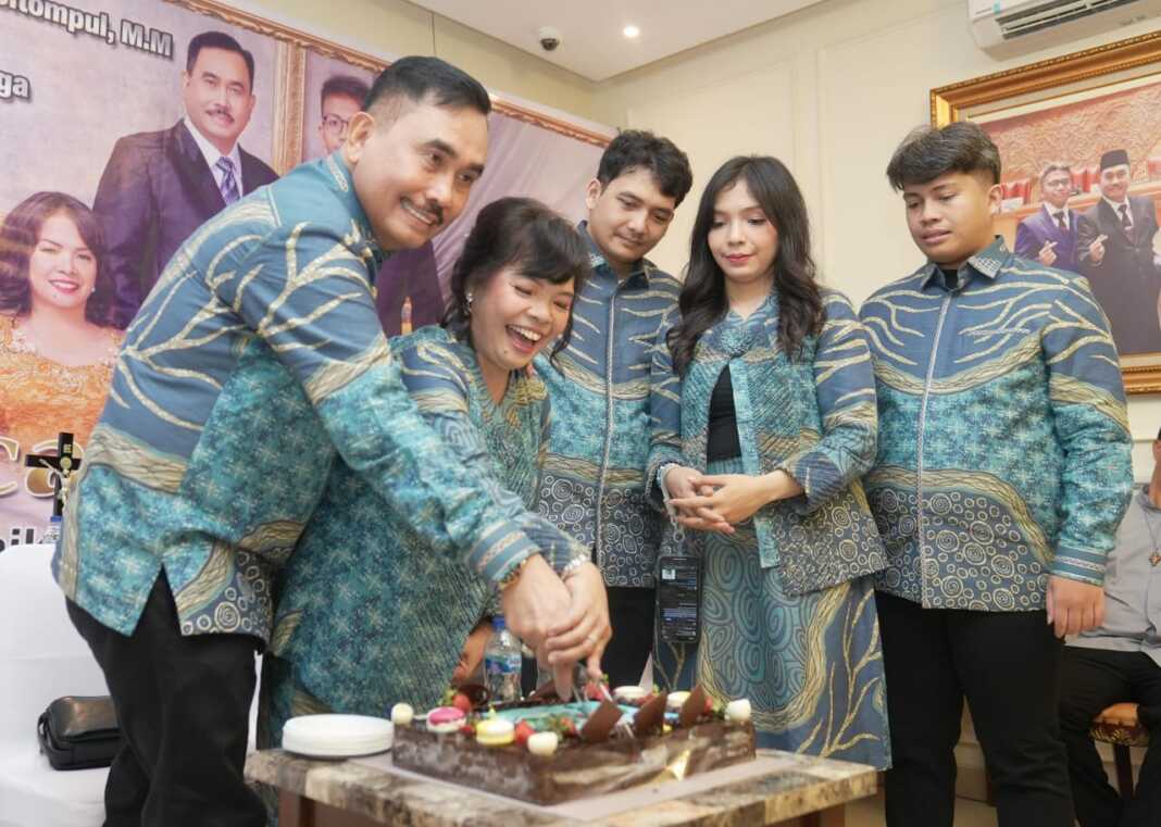 Dr Drs Hendrik H Sitompul bersama istri, Ir Rospita T Marpaung MM disaksikan ketiga anaknya memotong bolu ulang tahun ke-31 pernikahan mereka.