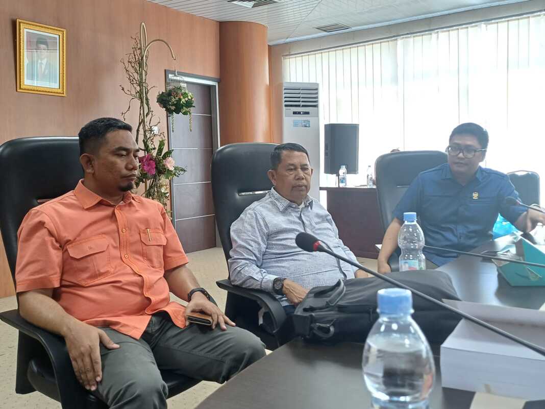 dr Dimas Sofani Lubis (kanan), Henry John Hutagalung (tengah), dan Zulham Effendi (kiri) saat memberikan keterangan kepada wartawan di Gedung DPRD Kota Medan, Selasa (22/7/2025). (Markus Pasaribu/Sumut Pos)
