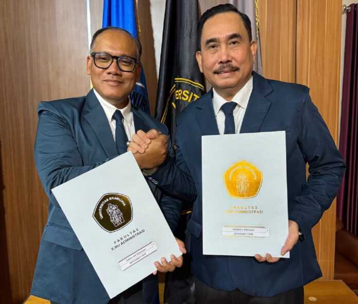 Wakil Bendahara Umum DPP Partai Demokrat Dr Drs Hendrik H Sitompul MM bersama Kapolrestabes Medan Kombes Pol Gidion Arif Setyawan usai mengikuti Yudisium Doktor Universitas Brawijaya, Rabu (23/7/2025).