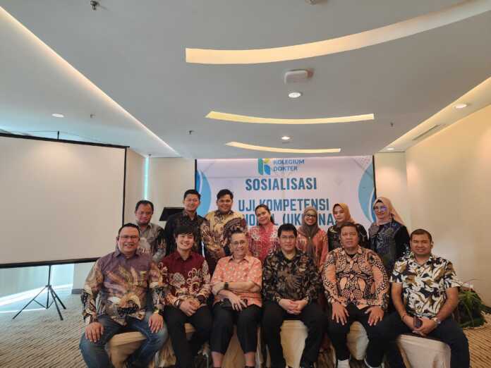 FOTO BERSAMA: Para pembicara serta peserta yang hadir dalam sosialisasi Ukomnas, foto bersama.