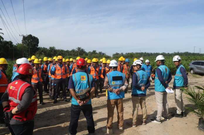 Safety Briefing pada seluruh petugas pelaksana yang dipimpin oleh Manager UP3 Lubuk Pakam, Haryadi Poel (22/7)