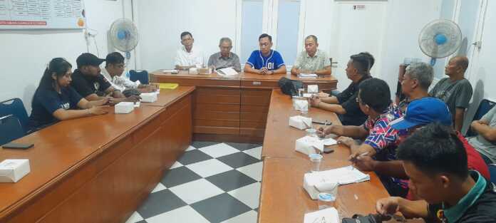 Ketua Umum KONI Kota Medan Aswindy Fachrizal (baju biru) ketika memimpin rapat persiapan Porkot Medan 2025 di Sekretariat KONI Medan, Kamis (24/7/2025). (Dok KONI Medan)