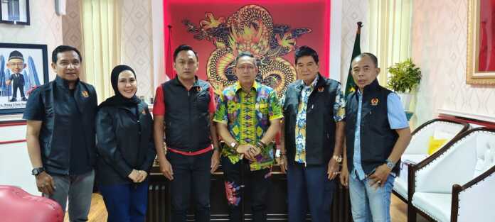 Ketua DPRD Medan Wong Chun Sen bersama Ketua Umum KONI Medan Aswindy Fachrizal didampingi pengurus. (Dok KONI Medan)