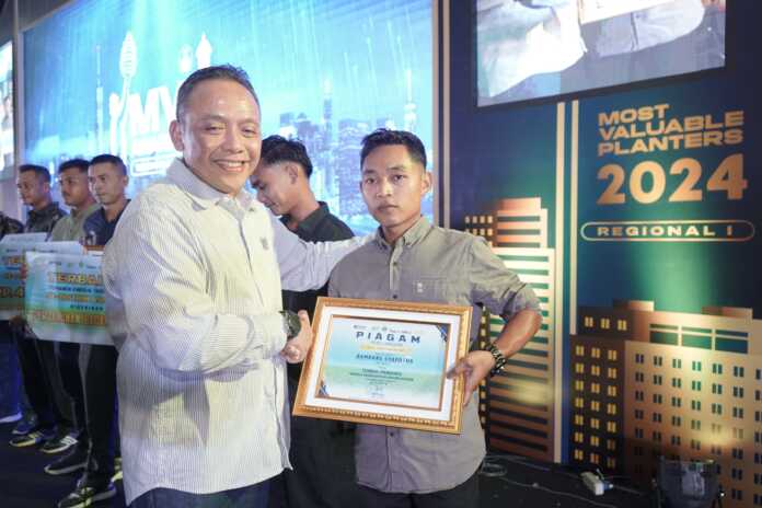 Dirut PTPN IV Jatmiko K Santosa saat memberikan penghargaan MVP Award.