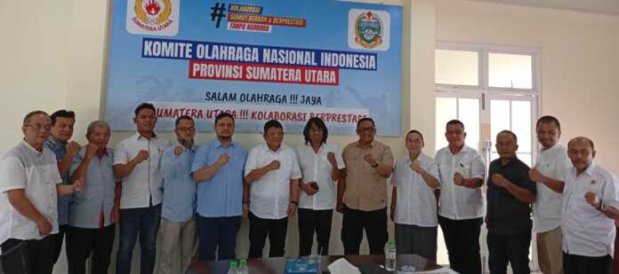 BERSAMA: Ketua Umum Pengprov GABSI Sumut Novan Efendy Siregar didampingi pengurus bersama Ketua Umum KONI Sumut Hatunggal Siregar dan jajaran di Kantor KONI Sumut, Jalan Willem Iskandar Medan, Senin (28/7/2025). (Dok Pribadi)