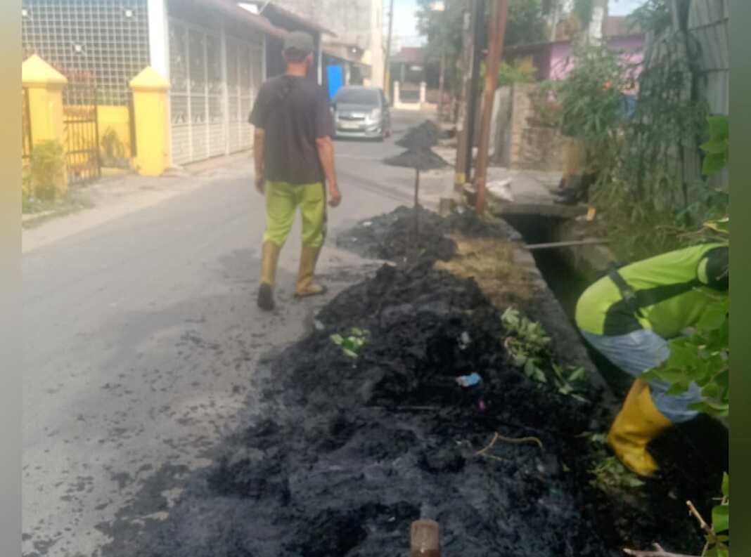 KOREK: Pengorekan parit di Jalan Tuba II, Medan Denai.
