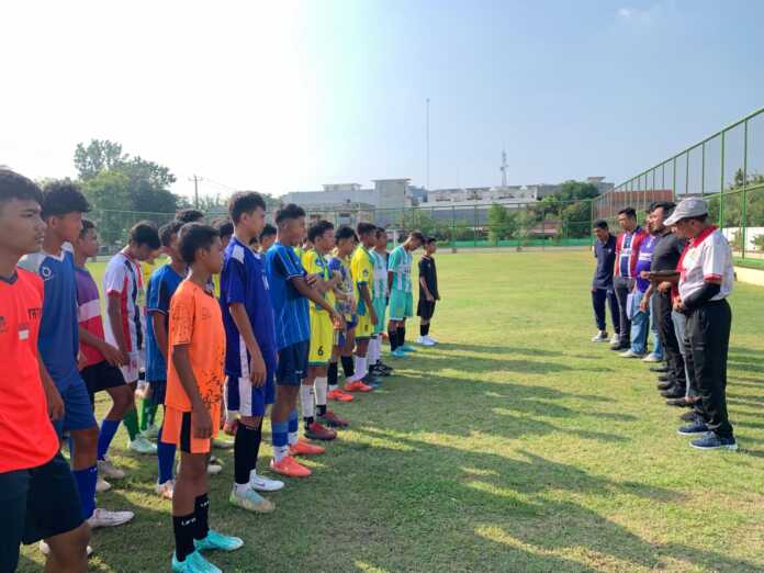 SELEKSI: Tim talent scouting GSI Kota Medan memberikan arahan kepada pemain pada seleksi pertama di Lapangan Gajah Mada Krakatau, Selasa (29/7/2025). (Dok Pribadi)