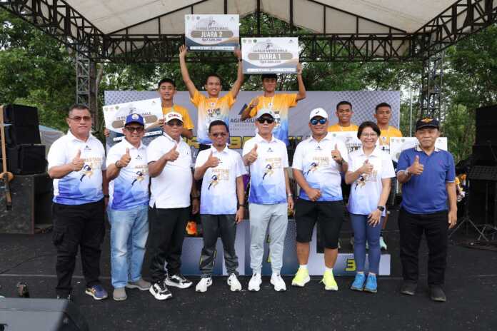 FOTO BERSAMA: Para pemenang Martabe Run 2025 kategori pria (berkaos kuning) berfoto bersama Bupati Tapanuli Selatan Gus Irawan Pasaribu (bawah, empat dari kanan) dan GMO & Deputy Director Operations PT Agincourt Resources Rahmat Lubis (bawah, empat dari kiri), di Batang Toru, Tapanuli Selatan, Minggu (27/7/2025). (Dok PTAR)