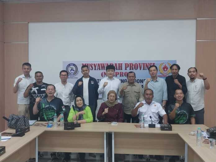 Ketua Terpilih PBI Sumut Periode 2025-2029 Hj Rayati Syafrin dan Wakil Ketua Umum IV KONI Sumut M Syahrir pose bersama peserta dan undangan Musprov PBI Sumut di Aula GOR Boling Rayati Syafrin. (Dok Pribadi)