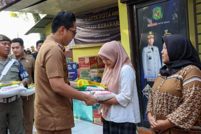 BANTUAN: Rico Wass memberikan bantuan kepada korban kebakaran di Kelurahan Kesawan.