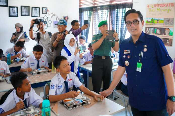 TINJAU: Rico Wass meninjau pelaksanaan program MBG di SMP Negeri 20 Medan.