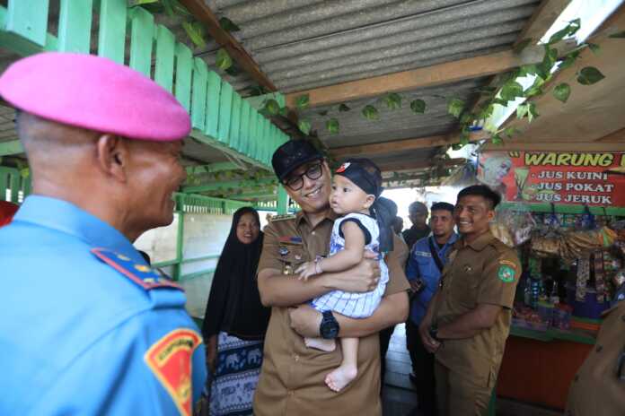 KUNJUNGAN: Rico Wass saat melakukan kunjungan dan peninjauan ke Kampung Nelayan Belawan.