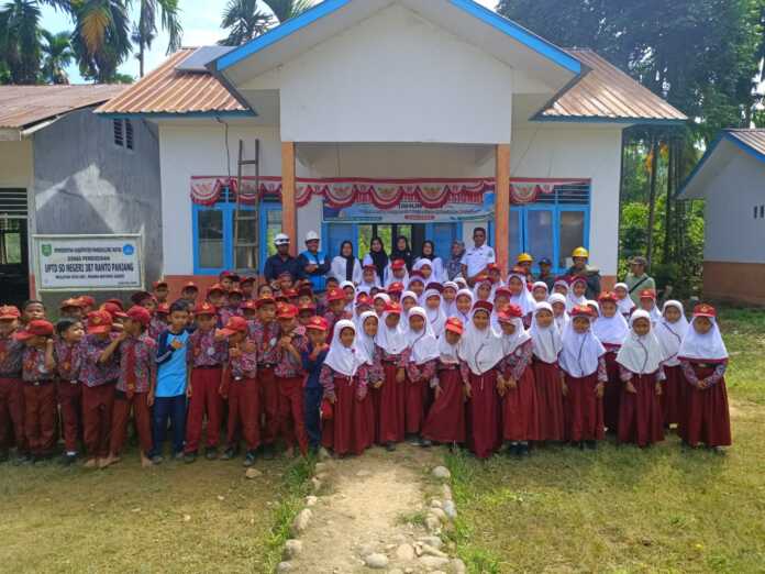 Senyum bahagia peserta didik Sekolah Dasar Negeri 387 Ranto Panjang kecamatan Muara Batang Gadis yang sudah terpasang SuperSun.