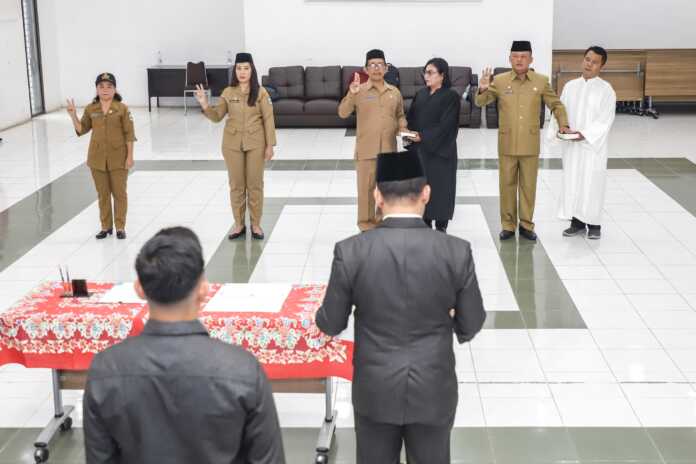 DILANTIK: Proses pengambilan sumpah jabatan pada pelantikan di Pemko Siantar. ISTIMEWA/SUMUT POS