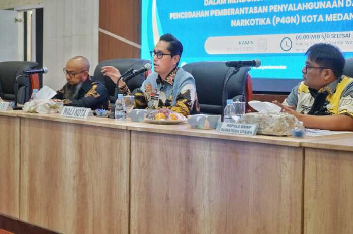 BUKA: Wali Kota Medan Rico Waas saat membuka Seminar Proposal Kajian Pembentukan BNN Kota Medan.