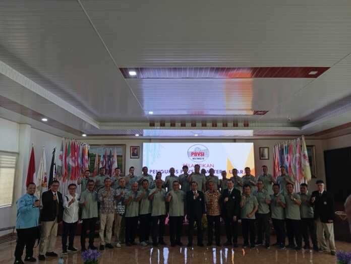 BERSAMA: Ketua Umum PB PBVSI Komjen Pol. (Purn) Imam Sudjarwo bersama Pengprov PBVSI Sumut yang dilantik di Aula KONI Sumut, Jumat (4/7/2025). (Dok Pribadi)