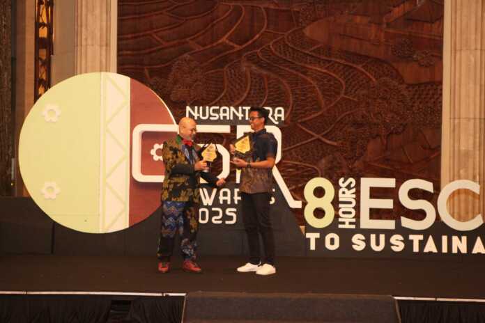 Penerimaan Penghargaan Nusantara CSR Awards 2025 oleh Sandy Yudha sebagai Tim TJSL PLN UID Sumatera Utara (2/7)