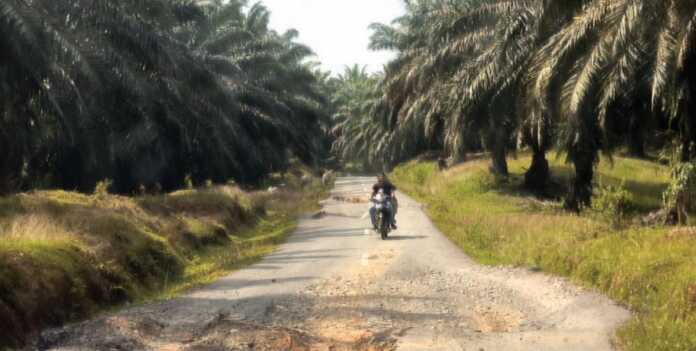 RUSAK: Proyek aspal yang terkesan asal jadi dan diduga tidak sesuai bestek menguras anggaran Rp6,8 miliar sudah rusak kembali setelah setahun rampung.