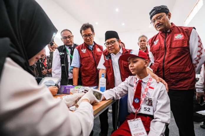 TINJAU MPLS: Menko Pemberdayaan Masyarakat bapak Muhaimin Iskandar (ketiga kiri) bersama Menteri Sosial Saifullah Yusuf (kanan) dan Menteri Kesehatan Budi Gunadi Sadikin (kedua kiri) meninjau cek kesehatan gratis saat pembukaan MPLS di Sekolah Rakyat Menengah Pertama 10 Bogor, Senin (14/7). (SALMAN TOYIBI/JAWA POS)