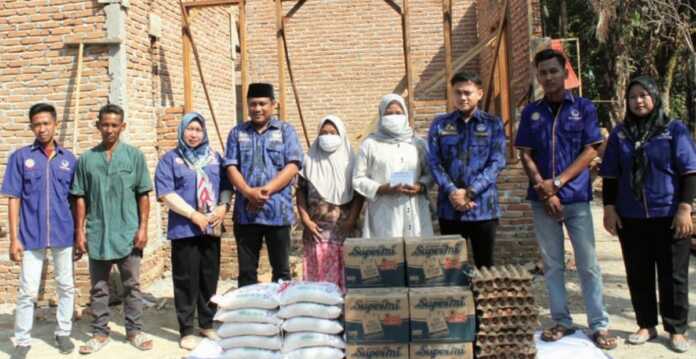 BANTUAN: Wakil Ketua DPRD Sumut Ricky Anthony dan tim, saat mengulurkan bantuan kepada Ponidi di Babalan, Langkat.