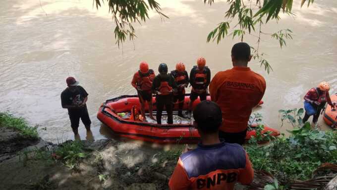 PENCARIAN: Tim gabungan Basarnas bersama warga serta pihak kepolisian turun melakukan pencarian korban kakek dan cucu yang hanyut di Sungai Belumei, Tanjungmorawa, Minggu (10/8)