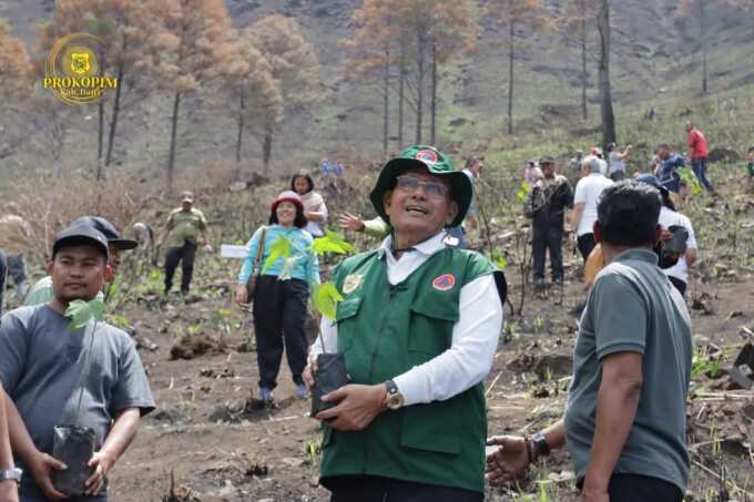 TANAM POHON: Bupati Dairi Vickner Sinaga, memimpin penanaman 10 ribu batang pohon kemiri di kawasan Danau Toba Silalahi, Sabtu (9/8).(Istimewa)