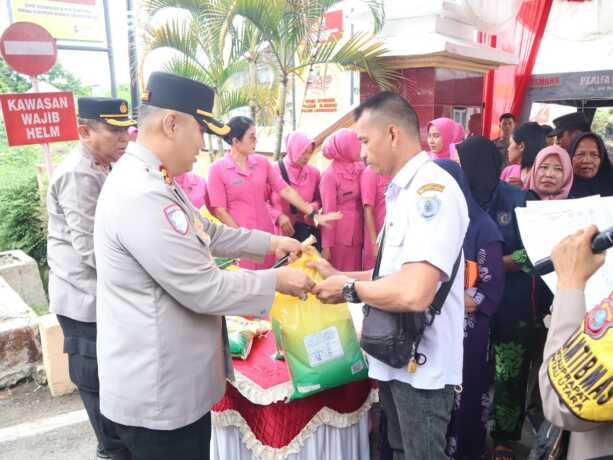PASAR MURAH: Polres Labuhanbatu menggelar GPM di depan Mapolres Labuhanbatu, Jalan MH Thamrin, Rantauprapat, Kabupaten Labuhanbatu, Senin (11/8).//(fajar)