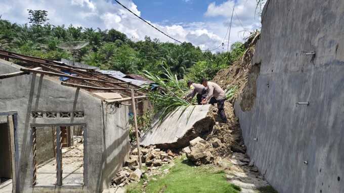 LONGSOR: Personel Polsek Serbelawan, saat berada di lokasi longsor Huta 1 Nagori Bayu Muslimin, Kecamatan Tapian Dolok, Kabupaten Simalungun.(Istimewa)