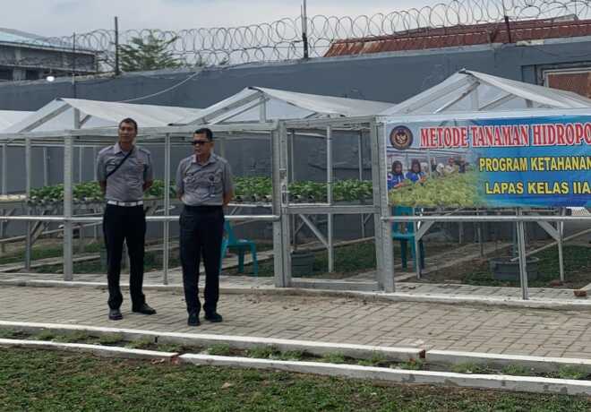 TINJAU: Kepala Lapas Kelas 2A Binjai, Wawan Irawan, saat meninjau blok hunian.(Istimewa)