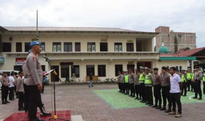 APEL: Para personel Polres Tanah Karo saat mengikuti apel fungsi di Halaman Mapolres Tanah Karo, Rabu (13/8).(Istimewa)