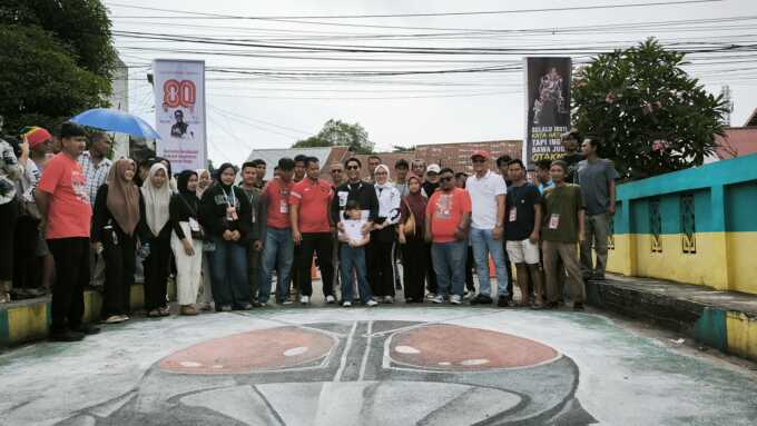 BERSAMA: Wakil Wali Kota Binjai Hasanul Jihadi, diabadikan bersama di atas jembatan yang dilukis tokoh superhero legendaris, Kamen Rider.(Teddy Akbari/Sumut Pos)