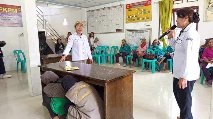SIMULASI: Tim PkM Prodi D3 Keperawatan Dairi Poltekkes Kemenkes Medan, saat melakukan simulasi pelatihan penanganan bencana diikuti warga lansia.(Istimewa)