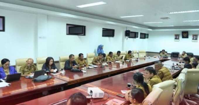 RAKOR: Bupati Karo Brigjen Pol (Purn) Antonius Ginting, saat menghadiri Rakor Penyusunan Dokumen Perencanaan Pembangunan Daerah Bidang Perekonomian di Ruang Rapat Bupati Karo, Selasa (19/8).(Istimewa)