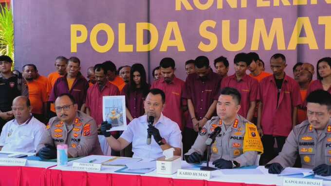 KETERANGAN: Direktur Reserse Narkoba Polda Sumut, Kombes Jean Calvijn Simanjuntak (pegang foto kapal nelayan), saat menyampaikan keterangan di Polres Langkat, Stabat, Rabu (20/8).(Teddy Akbari/Sumut Pos)