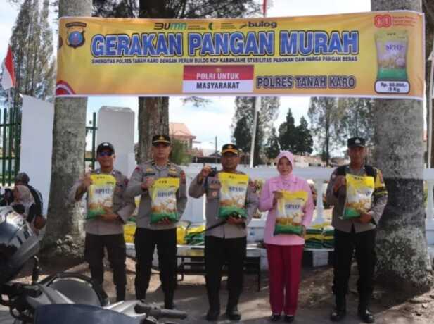 PANGAN MURAH: Kapolres Tanah Karo AKBP Eko Yulianto dan jajaran, saat menggelar Gerakan Pangan Murah di depan Makam Pahlawan Kabanjahe, Jalan Veteran Karo, belum lama ini. (Istimewa)