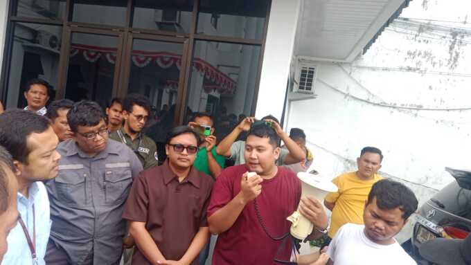 UNJUK RASA: Sekitar 20-an mahasiswa dan masyarakat melakukan aksi unjuk rasa ke Kejaksaan Negeri Pematangsiantar, Kamis (21/8).(Istimewa)