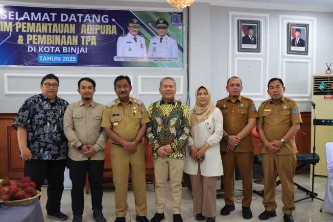 BERSAMA: Wali Kota Binjai Amir Hamzah dan jajaran, diabadikan bersama Tim Verifikasi Lapangan dari Kementerian Lingkungan Hidup dan Kehutanan. (Dokumen Diskominfo Binjai)