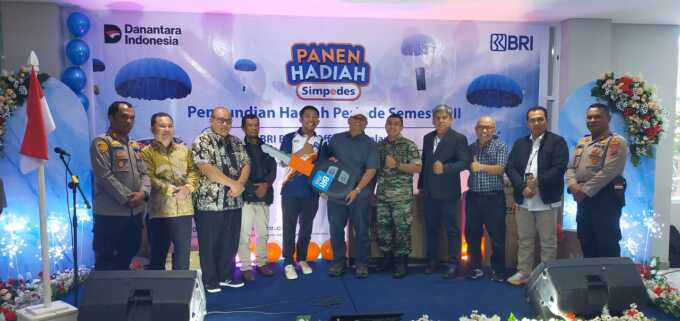 KUNCI DUPLIKAT: Wakil Bupati Dairi Wahyu Daniel Sagala, didampingi Pjs Pincab BRI BO Sidikalang Sopan Sopian Sihaloho, secara simbolis menyerahkan kunci duplikat satu unit mobil Suzuki New Carry FD, undian Panen Hadiah Simpedes Semester Kedua kepada Kepala Unit BRI Parongil, Syaiful Bahri Saraan, Sabtu (2/8).(Rudy Sitanggang/Sumut Pos)