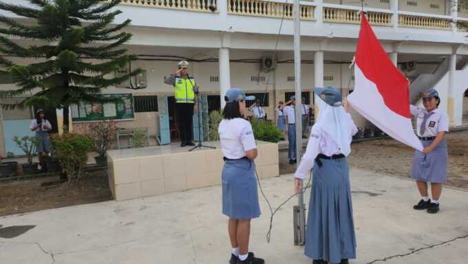BIMBINGAN: Personel Satlantas Polres Tebingtinggi Ipda Jalani Melayu, ketika memberikan bimbingan tertib berlalu lintas kepada pelajar SMA Juanda Tebingtinggi.(Istimewa)