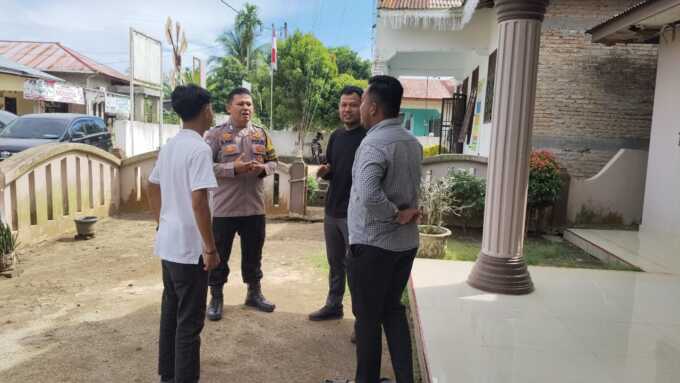 IMBAU: Anggota Bhabinkamtibmas Polsek Tebingtinggi Bripka Muzianto Purba, ketika memberikan imbauan untuk memasang Bendera Merah Putih di depan rumah.(Istimewa)